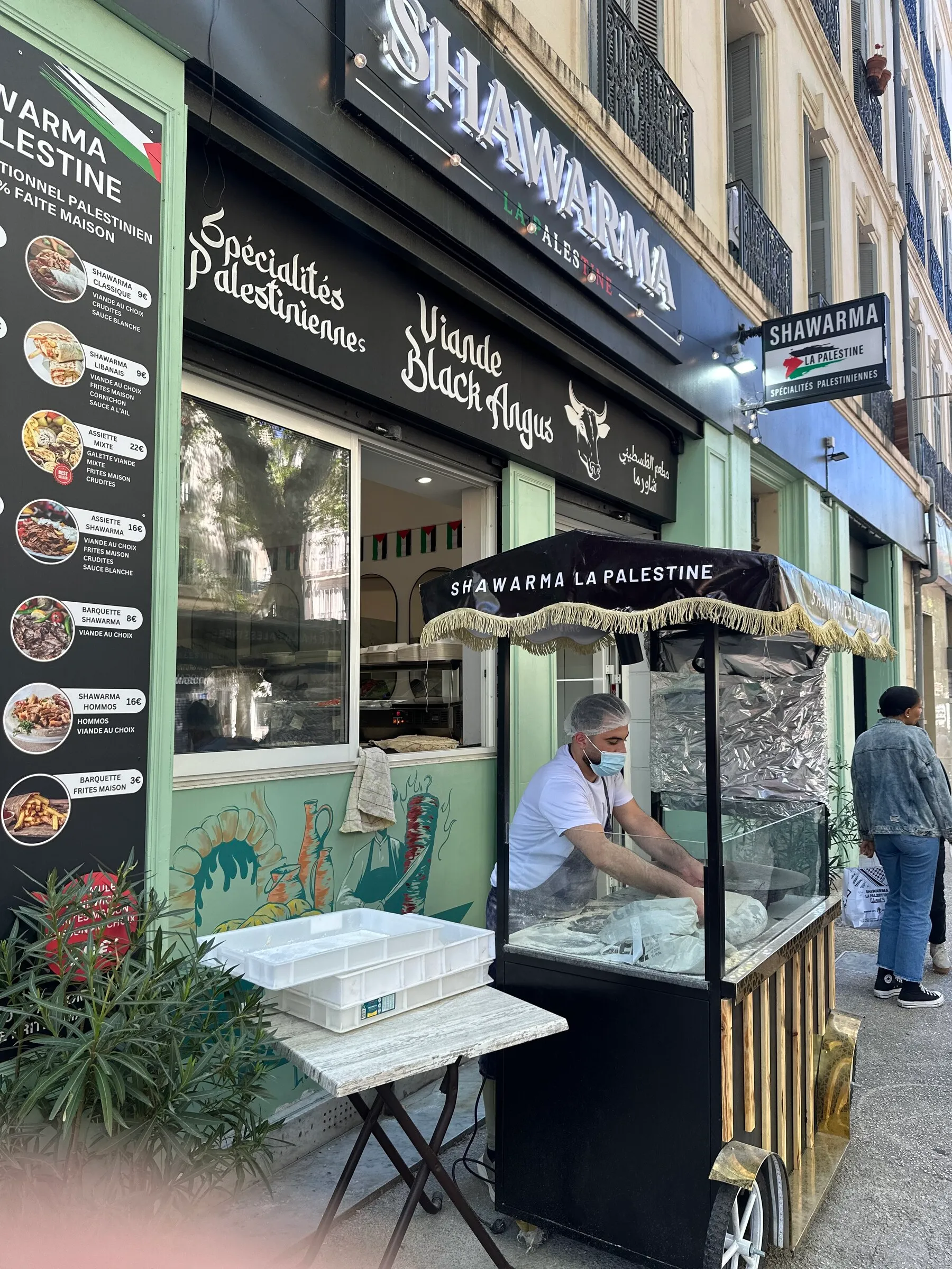 La devanture de Shawarma La Palestine, 57 boulevard des Dames, de jour