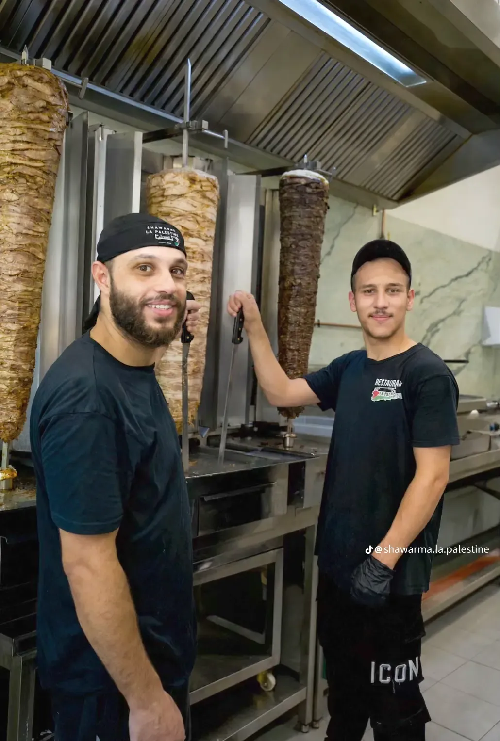 L'équipe devant les trois broches du snack