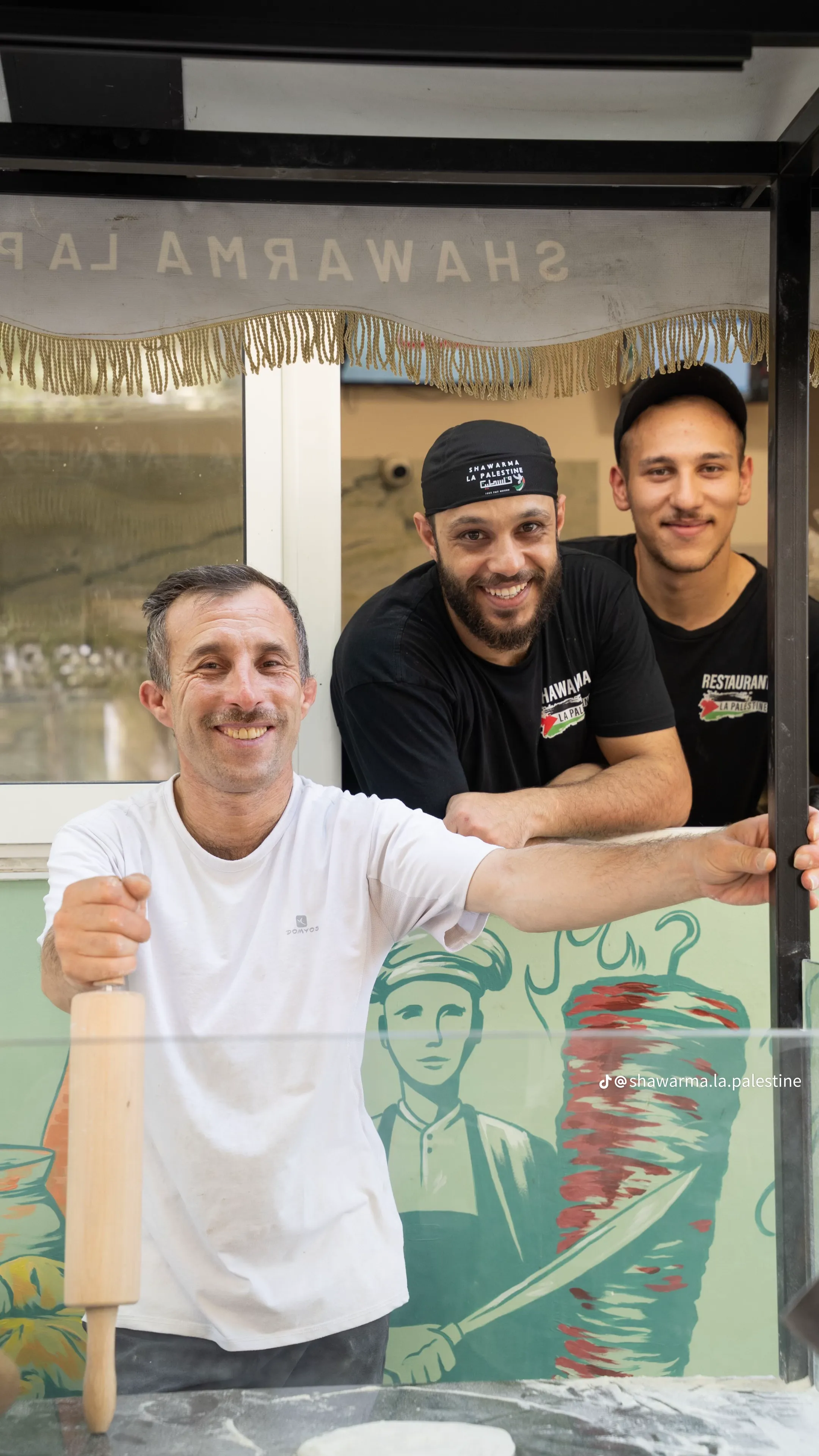 L'équipe de Shawarma La Palestine au comptoir, galette maison en préparation