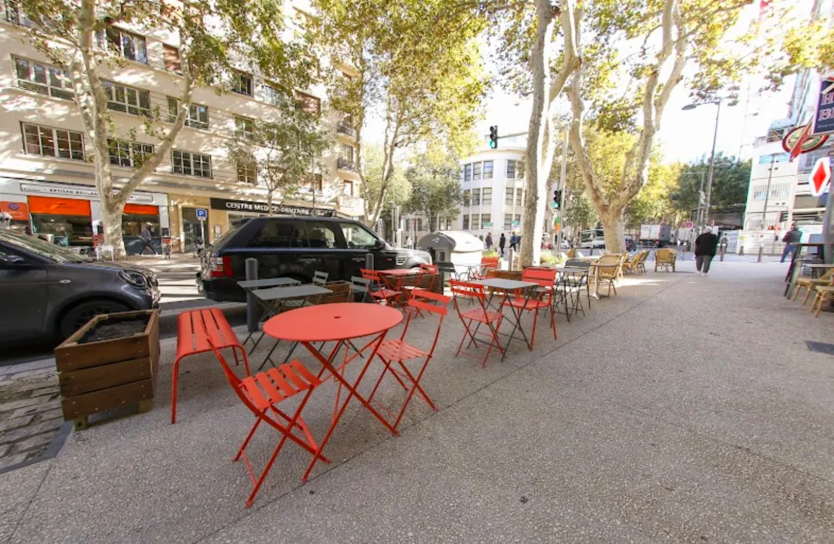La terrasse du snack sur le trottoir du boulevard des Dames